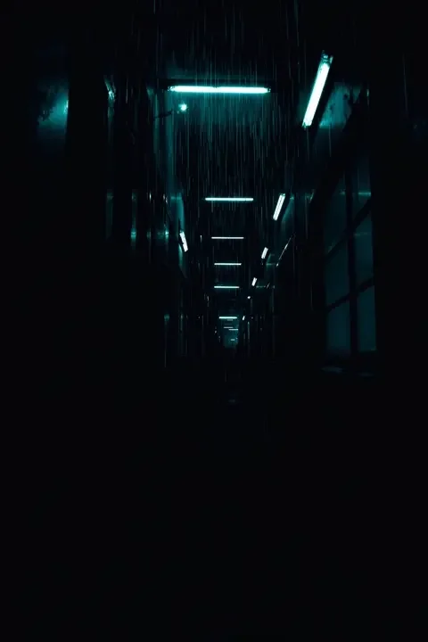 《深夜租客：住在对门的嫌疑人》悬疑短剧竖版封面
